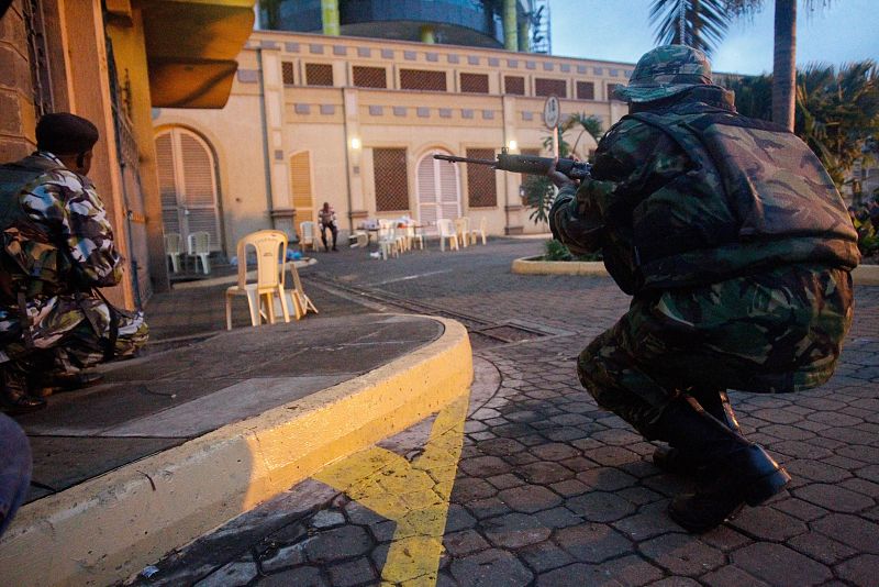 Soldados keniatas toman posiciones en torno al centro comercial atacado en Nairobi