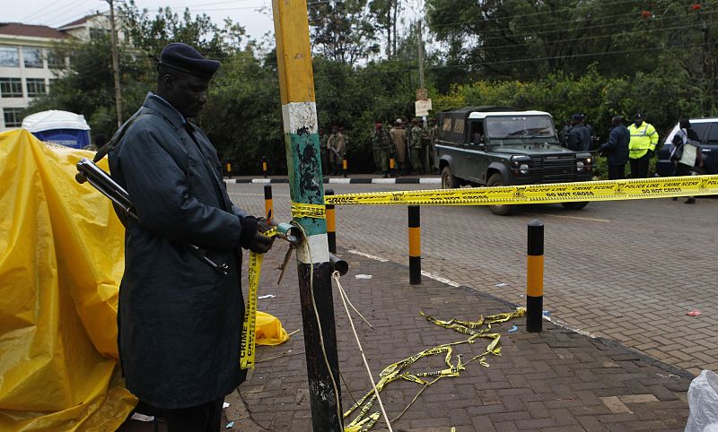 Un policía keniata acordona la zona por seguridad en torno al centro comercial atacado en Nairobi