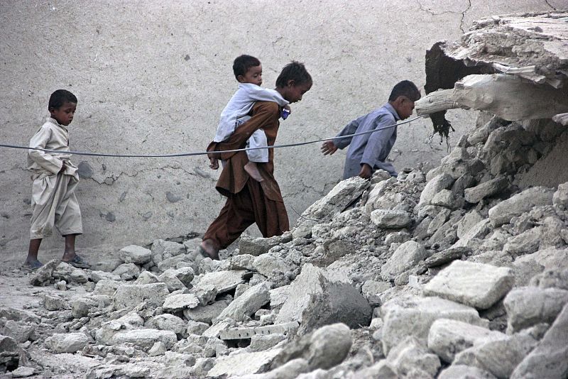 Supervivientes del terremoto en la ciudad de Awaran, en la provincia de Baluchistán, en Pakistán