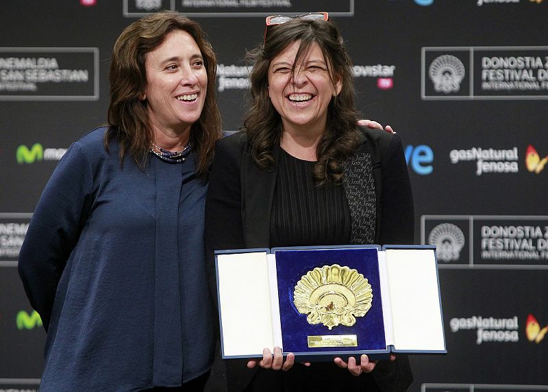La directora venezolana de la película "Pelo Malo", Mariana Rondón (d), junto a la productora, Marité Ugas (d), posa con la Concha de Oro a la mejor película