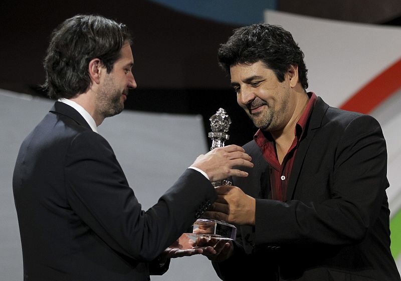 El guionista de la película "Quai DOrsay", Antonin Baudry (i), recoge el Premio del Jurado al mejor guión