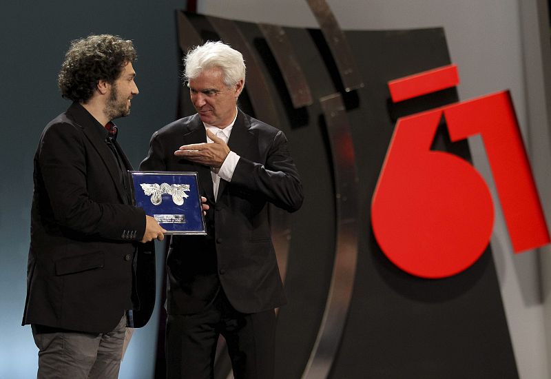 El director de fotografía, Pau Esteve (i), recoge de manos de David Byre (d), el Premio del Jurado a la mejor Fotografía