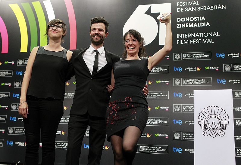 Los hermanos Amaia (d) y Aitor Merino (c) y la productora de "Asier y yo" agradecen el Premio Irizar al Cine Vasco