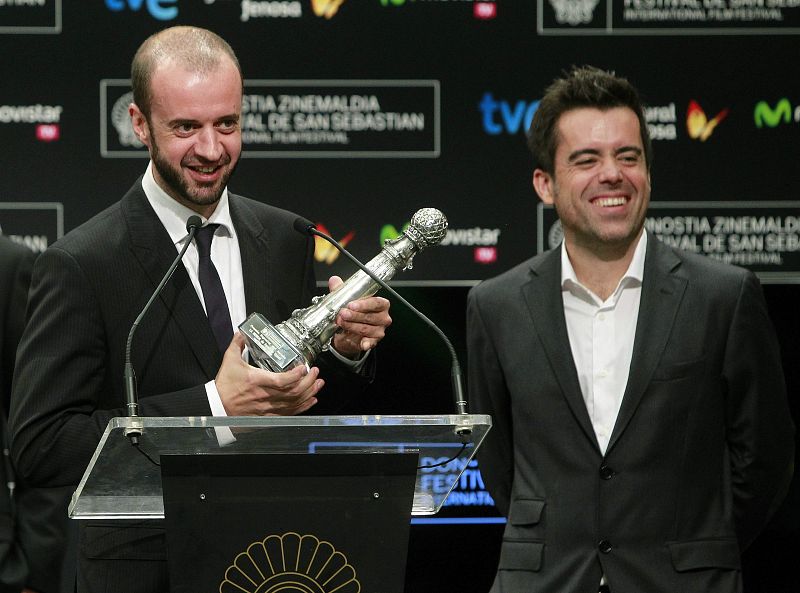 El director de la película "La herida", Fernando Franco (i), y su productor, Koldo Zuazua agradecen el Premio Especial del Jurado