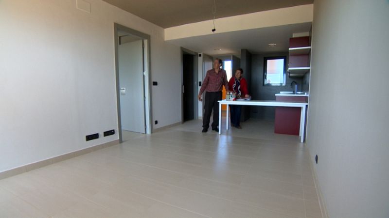 Lorenzo y Conchi entran en su sencillo y cómodo apartamento