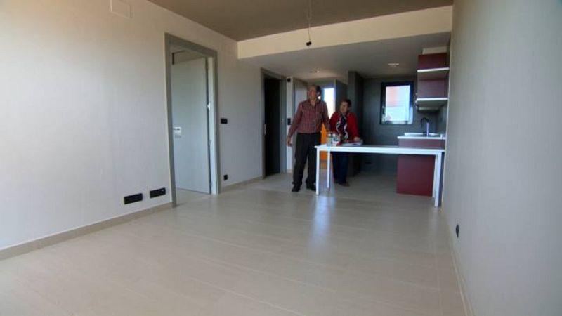 Lorenzo y Conchi entran en su sencillo y cómodo apartamento