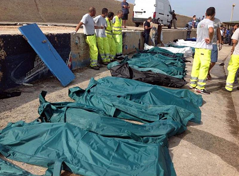 Decenas de cadáveres son cubiertos en el puerto de Lampedusa en Italia.