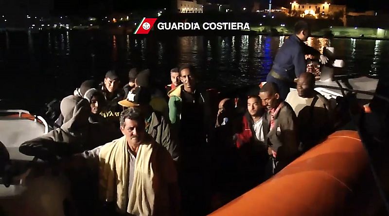 Los inmigrantes han sido trasladados en diversas embarcaciones al puerto de la isla italiana