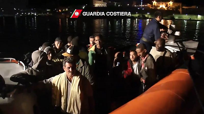 Los inmigrantes han sido trasladados en diversas embarcaciones al puerto de la isla italiana