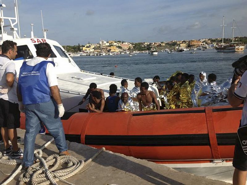 Inmigrantes rescatados en el mar llegan al puerto de Lampedusa, Italia