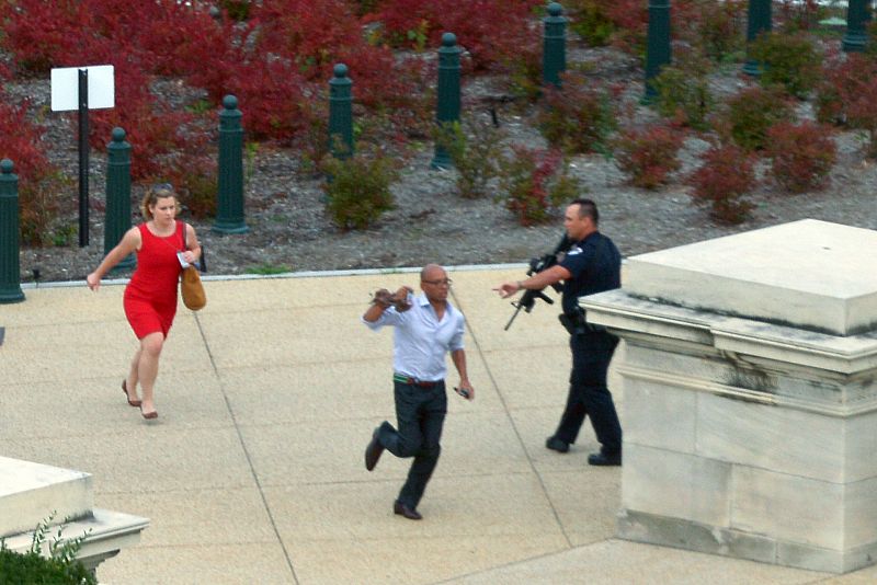 La gente huye de los disparos en medio del despliegue policial en las inmediaciones del Capitolio en Washington.