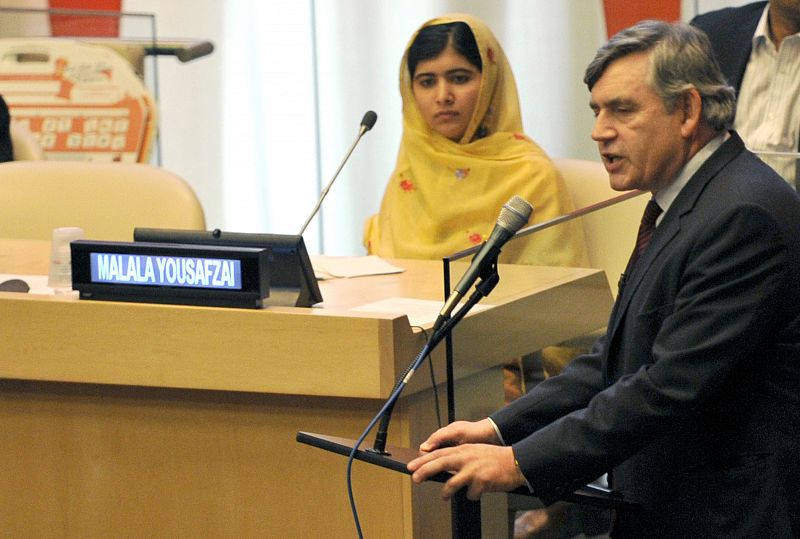 El ex primer ministro británico, Gordon Brown, y Malala en un acto de la UNESCO en Nueva York