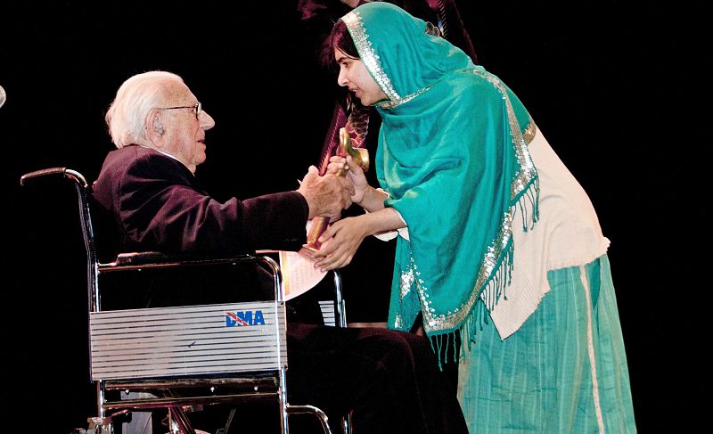 Malala recibe el premio Anna Politkovskaya, nombrado en honor a la periodista rusa asesinada