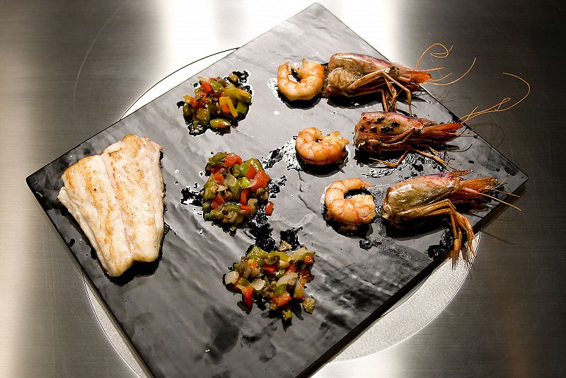 Lubina con salteado de verduras acompañado de gambas rojas