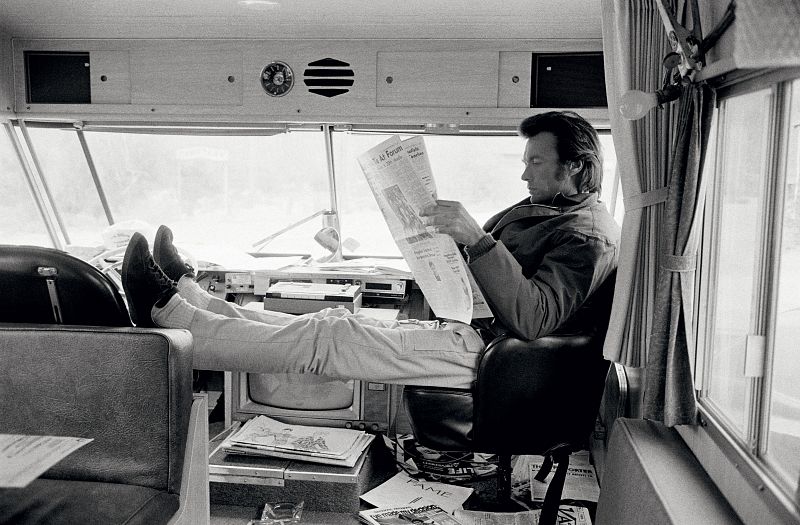 Terry O'Neill fotografió desprevenido a Clint Eastwood mientras leía el periódico durante un descanso del rodaje de la película 'Joe Kidd', en Arizona, en 1972.