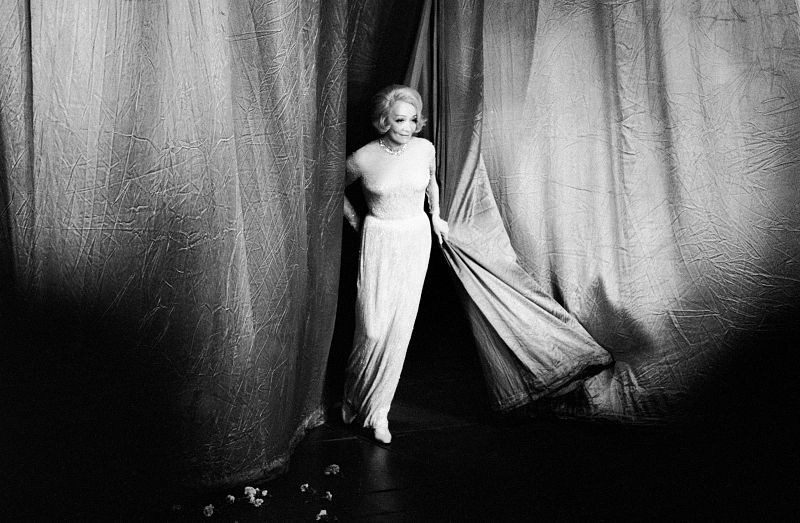 Uno de los mitos del siglo XX, la cantante y actriz Marlene Dietrich, en su último concierto, celebrado en el Wimbledon Theatre de Londres en 1975