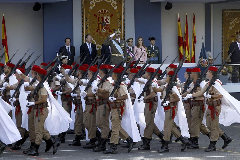 UNOS 2.600 MILITARES EN EL DESFILE, QUE PRESIDE POR PRIMERA VEZ EL PRÍNCIPE