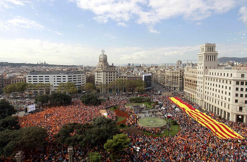 DESPLIEGAN BANDERA GIGANTE EN EL CENTRO DE BARCELONA A FAVOR DE UNIDAD ESPAÑA