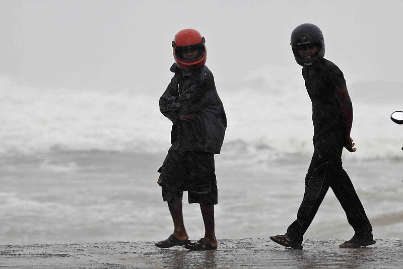 Cyclone Phailin makes landfall in India