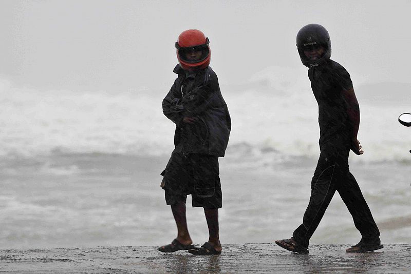 Cyclone Phailin makes landfall in India