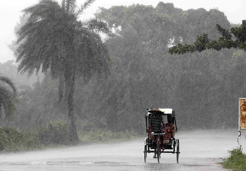 Cyclone Phailin makes landfall in India