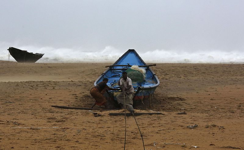 Fishermen tie their boat along the shore before leaving for a safer place at Donkuru village