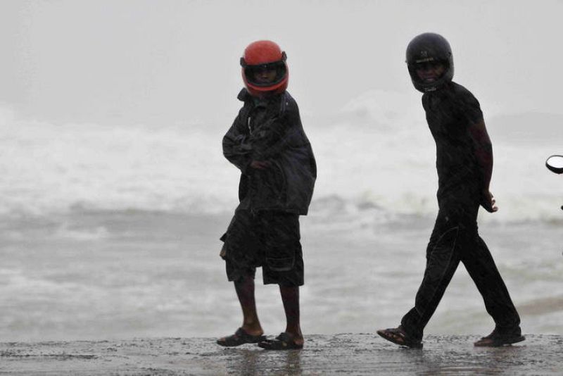 Cyclone Phailin makes landfall in India