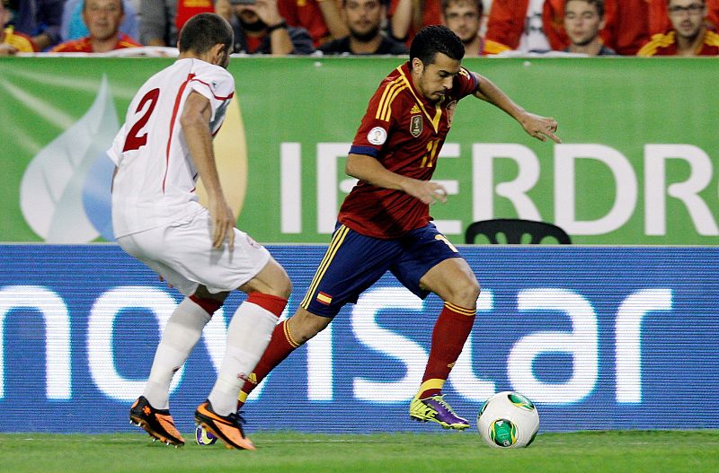 El delantero de la selección española de fútbol Pedro Rodríguez disputa un balón con el defensa de la selección de Georgia Ucha Lobjanidze.