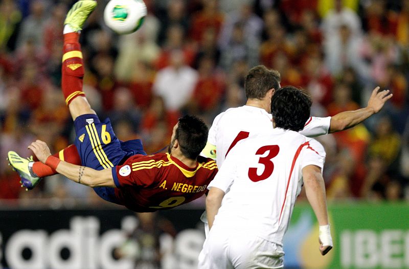 Negredo efectúa una chilena durante el partido clasificatorio para el Mundial de Brasil 2014.