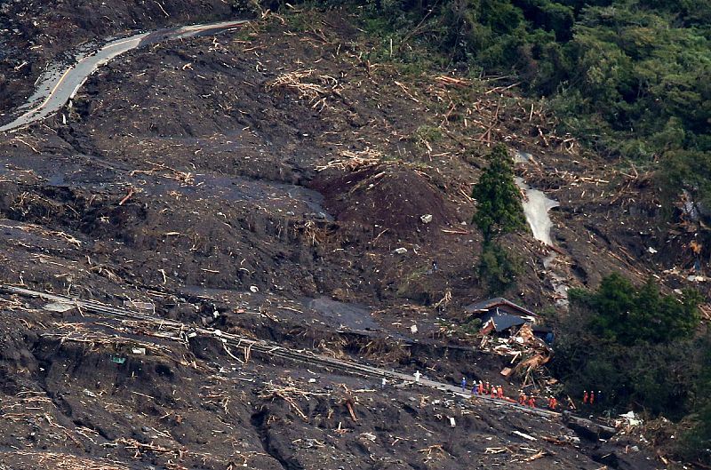 El barro ha cubierto la carretera y varias casas