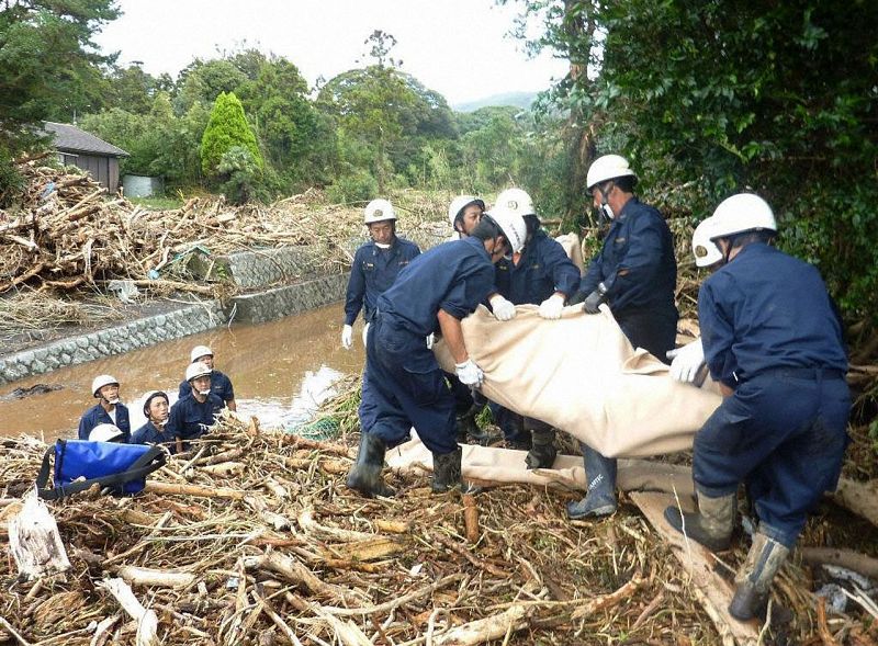 Rescate del cuerpo de una de las víctimas en la isla de Izu Oshima. 14 personas han muerto hasta el momento en Japón por el tifón Wipha.