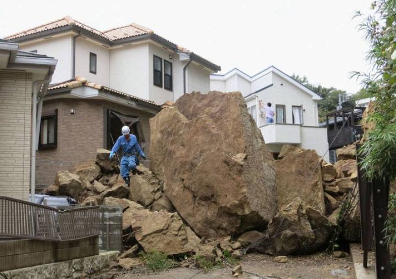 Enormes rocas arrastradas por el agua en el área residencial de Kamakura, sur de Tokio