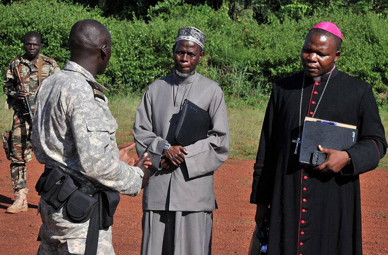 El arzobispo Dieudonne Nzapalainga y el presidente de la comunidad musulmana de África Central, el imám Omar Rabine Layama tratan de buscar la reconciliación de comunidades enfrentadas.