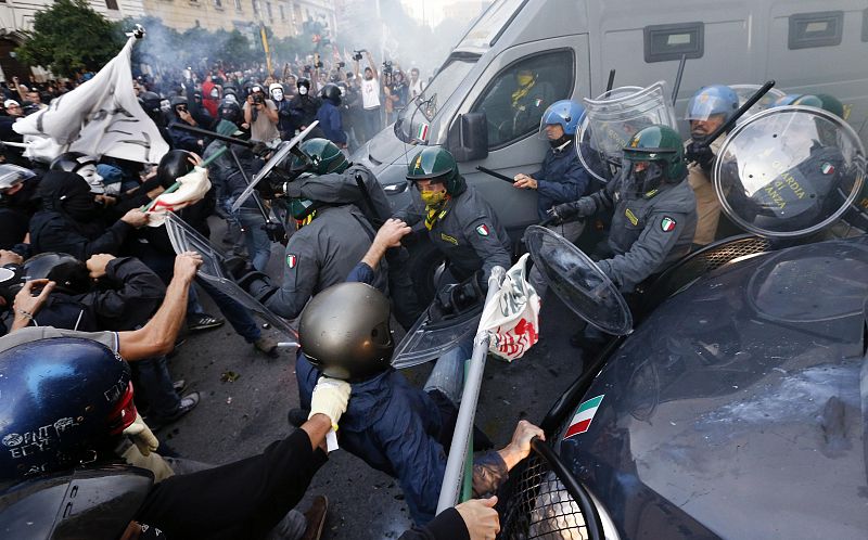 Los manifestantes y un fuerte dispositivo policial se han enfrentado en Roma, ante la sede del ministerio de Economía italiano, durante las protestas contra la austeridad y los recortes