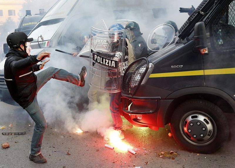 Las protestas frente al Ministerio de Finanzas italiano han terminado en disturbios entre la Policía y los manifestantes