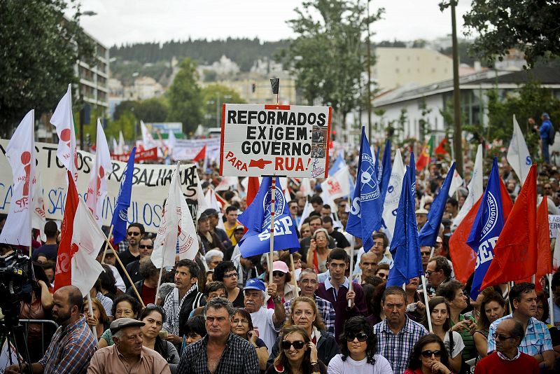 Varias decenas de miles de personas han protestado en Lisboa contra los recortes del Gobierno portugués