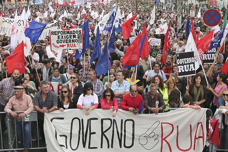 Miles de manifestantes se han concentrado en las calles de Lisboa con pancartas en las que se lee "exigimos que se vaya el Gobierno", en protestas contra los nuevos recortes anunciados