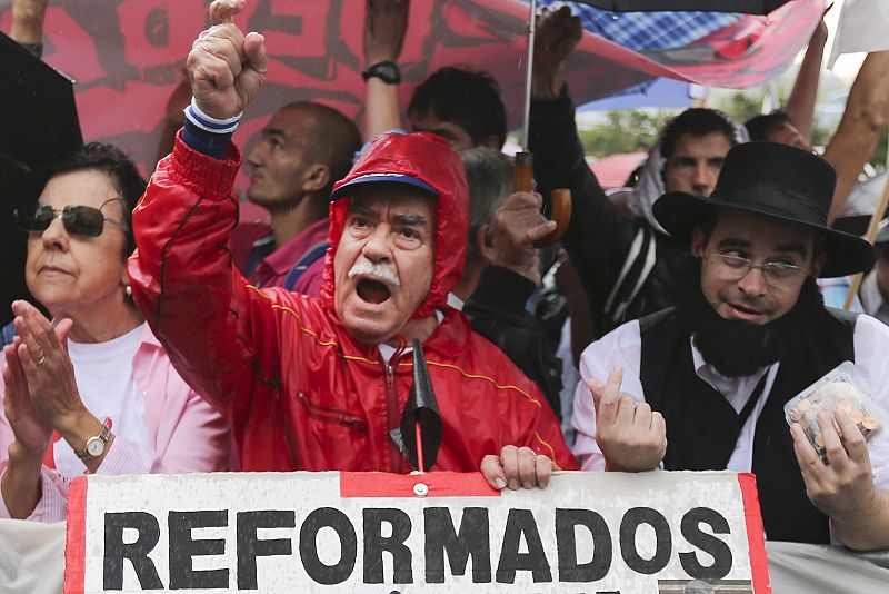 La unión sindical CGTP-IN ha convocado una multitudinaria protesta en varias ciudades de Portugal contra los nuevos recortes anunciados por el Gobierno