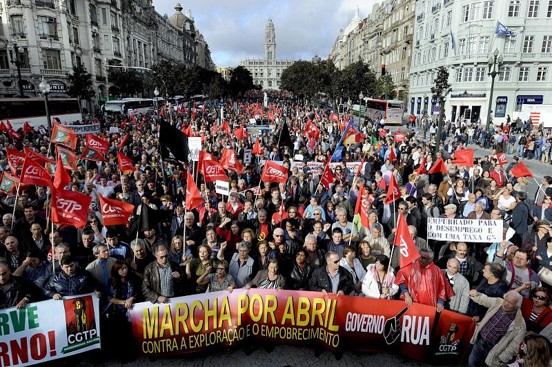 Una multitud convocada por los sindicatos CGTP-IN protesta en Oporto, Portugal, contra las medidas de austeridad planeadas por el Gobierno luso.