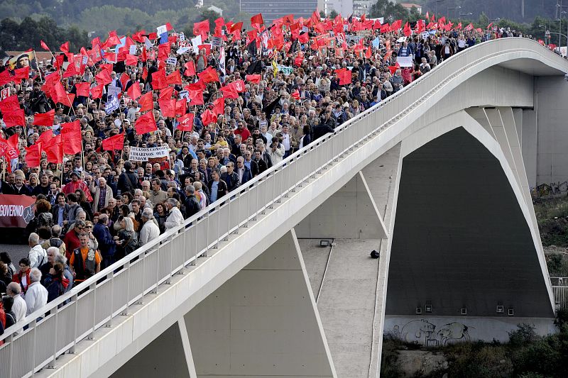 El puente Infante, en Oporto, Portugal, abarrotado de manifestantes en protesta contra las medidas de austeridad del Gobierno luso