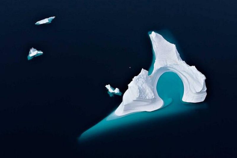Iceberg erosionado en el fiordo de Unartoq, Groenlandia 