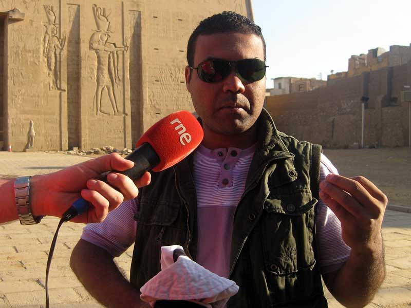 El arqueólogo Mohamed Sharkawy nos guía por el templo de Edfu