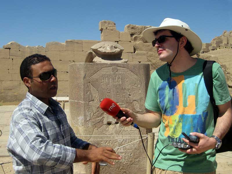 El arqueólogo Mohamed Sharkawy explica el escarabajo sagrado de Karnak