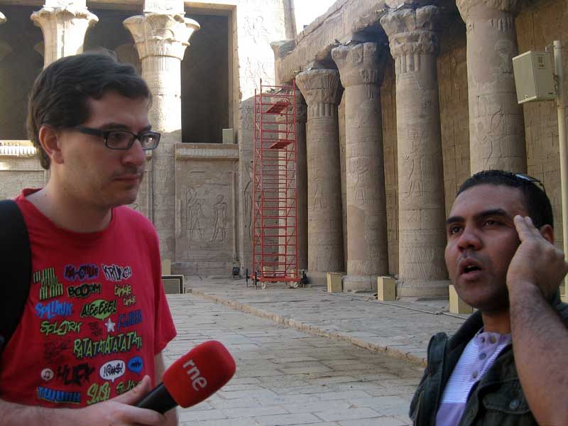 Álvaro Soto y Mohamed Sharkawy ante el templo de Edfu