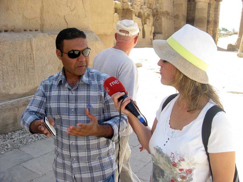 Mohamed Sharkawy y Esther García Tierno conversan en Karnak