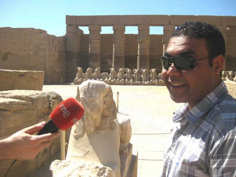 Mohamed Sharkawy nos explica el patio central del templo de Karnak