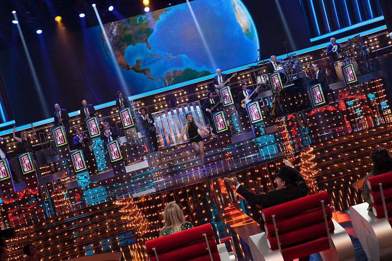 Jennifer Rubio canta "El mundo"