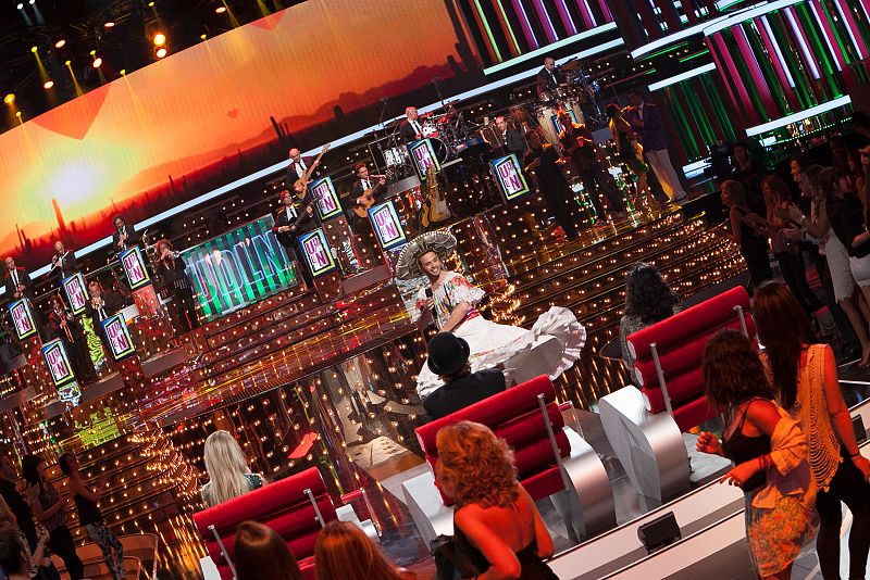 Yas, con un traje típico mexicano cantando "Me gustas mucho"