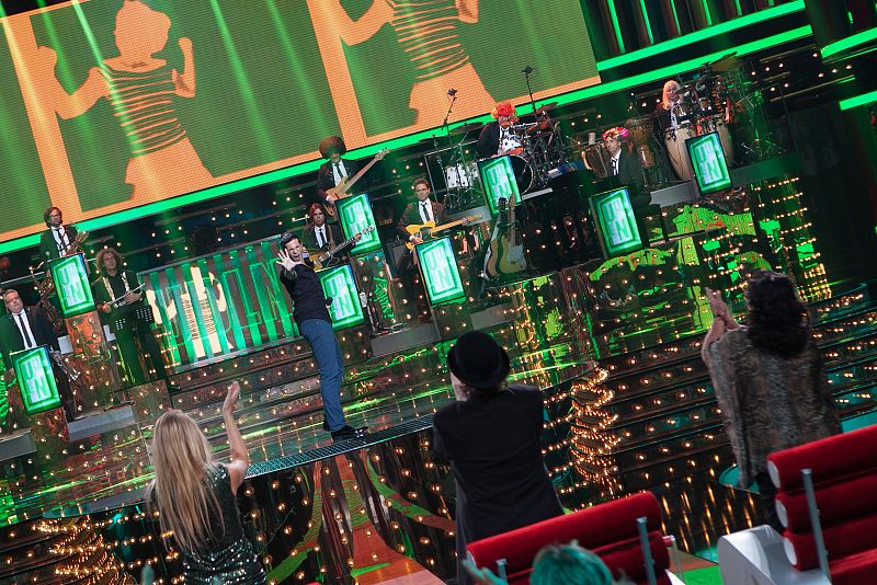 Edu Cayuela levanta al público con "Mambo no. 5"