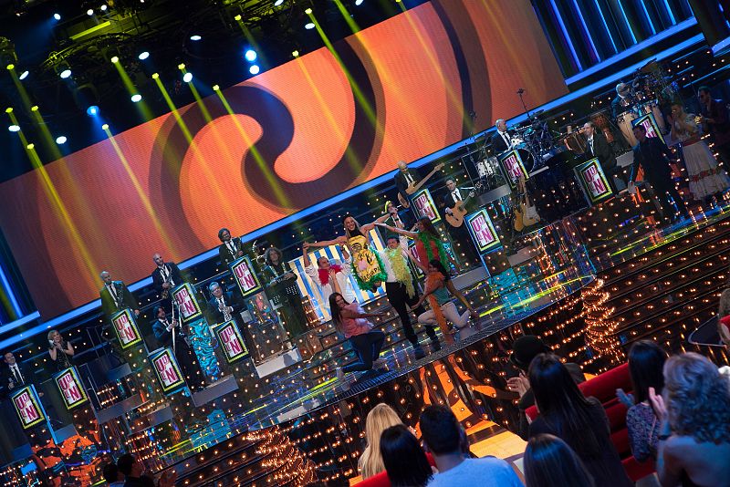 Jennifer Rubio interpreta "Mayonesa" acompañada por voluntarios del público que hicieron la coregorafía de la canción sobre el escenario.